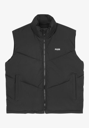 Melnā pūkaina veste ar augstu apkakli, priekšējo rāvējslēdzēju un divām sānu kabatām. Iekļauta zīmola logo "PGDR" baltā krāsā kreisajā pusē.