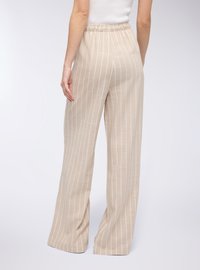 Pantaloni beige a gamba larga e righe, con una texture morbida e una vita elastica, caratterizzati da strisce verticali bianche. Adatti per un abbigliamento casual.