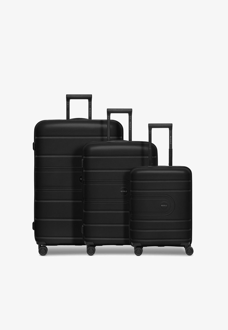 Drei schwarze Hartschalenkoffer in verschiedenen Größen mit strukturierten Oberflächen, teleskopierbaren Griffen und leichtgängigen Rollen.