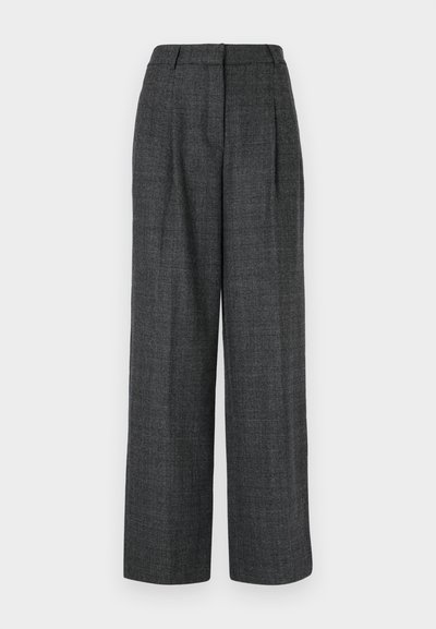 Pilki plačiakelniai keliai su tekstūruota medžiaga, turintys priekinės raukšlės, aukštą liemenį ir pritaikytą kirpimą, suteikiantį struktūrizuotą išvaizdą.