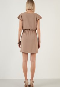 LELA REGULAR FIT - Denní šaty - light brown