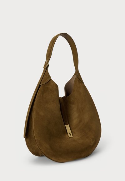 Brouns zamšs hobo soma ar izliekumu, vienu rokturi un zelta detaļām. Mīksta tekstūra un minimālisma dizains.