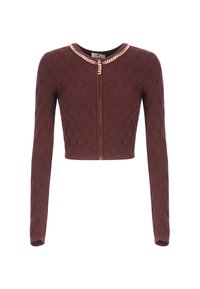 Giacca croppata borgogna con maniche lunghe, motivo testurizzato, dettaglio a catena dorata sul colletto e chiusura frontale con zip.