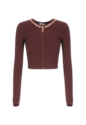 Chaqueta corta burdeos con mangas largas, patrón texturizado, detalle de cadena dorada en el cuello y cierre frontal con cremallera.