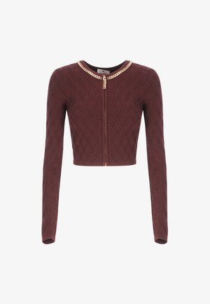 Giacca croppata borgogna con maniche lunghe, motivo testurizzato, dettaglio a catena dorata sul colletto e chiusura frontale con zip.