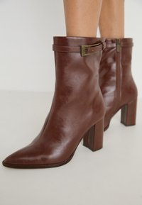 Unausgewählt, cognac