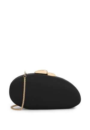 Pochette noire de forme ovale avec fermoir doré et chaîne dorée posée sur un fond blanc.