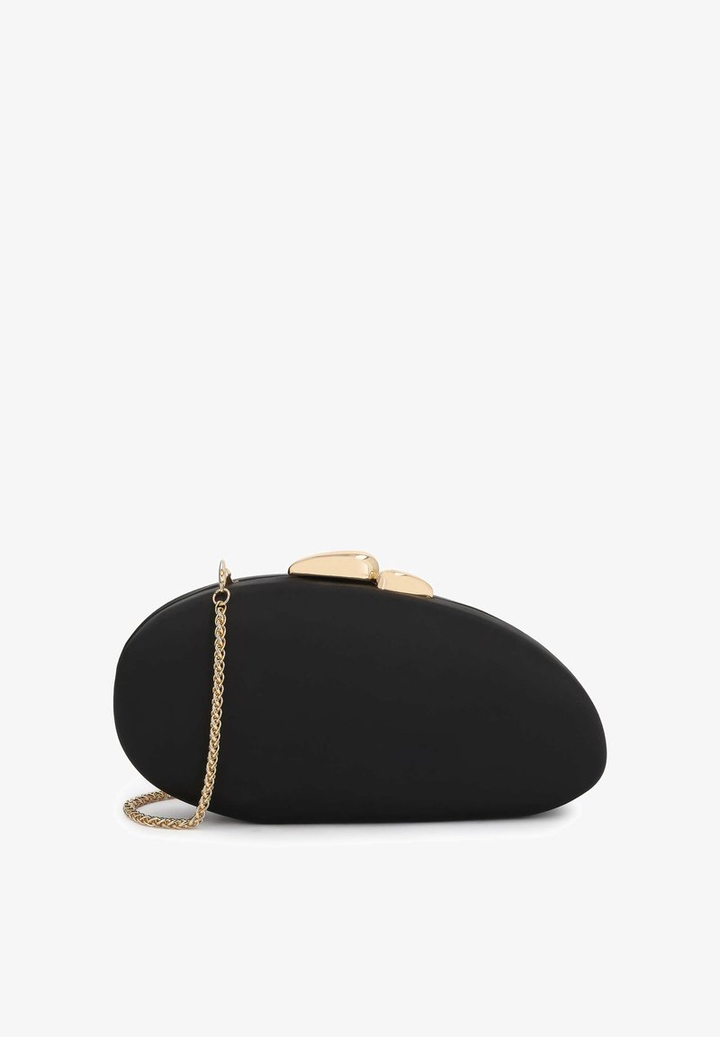 Pochette noire de forme ovale avec fermoir doré et chaîne dorée posée sur un fond blanc.