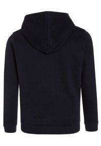 Sudadera con capucha de color azul marino, con una textura suave, puños y dobladillo acanalados, y un corte relajado. Sin patrones de diseño o acentos visibles.