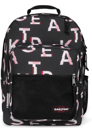 Schwarzer Rucksack mit großen weißen und roten Lettern. Verfügt über eine vordere Netztasche, zwei Reißverschlüsse und einen Tragegriff oben.