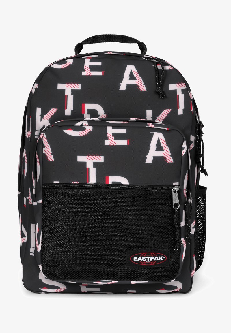 Schwarzer Rucksack mit großen weißen und roten Lettern. Verfügt über eine vordere Netztasche, zwei Reißverschlüsse und einen Tragegriff oben.