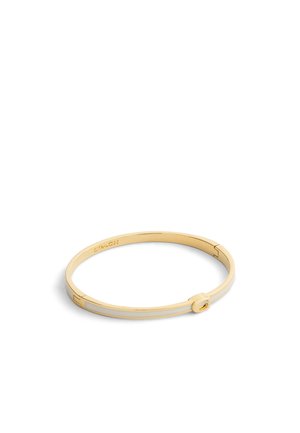 Guldtonat banglearmband med en slät yta, cirkulär låsning och minimalistisk design med ingraverade detaljer.