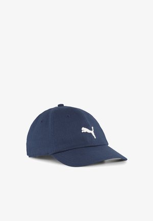 Marineblaues Cap aus Baumwolle mit einem gebogenen Schirm und gesticktem, weißem Puma-Logo auf der Vorderseite, ausgestattet mit Belüftungsöffnungen.