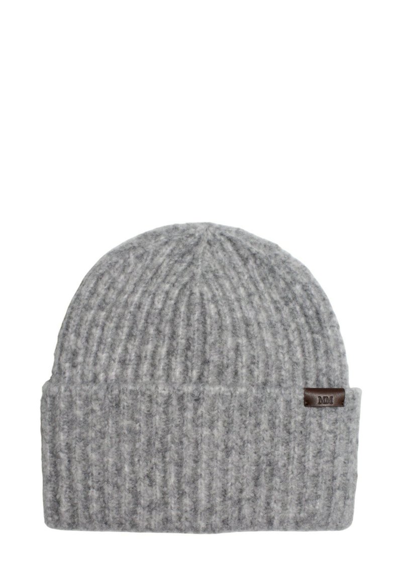 Cappello di lana grigio a maglia con texture a coste e risvolto, dotato di un piccolo etichetta in pelle marrone con le lettere "MM" in rilievo.