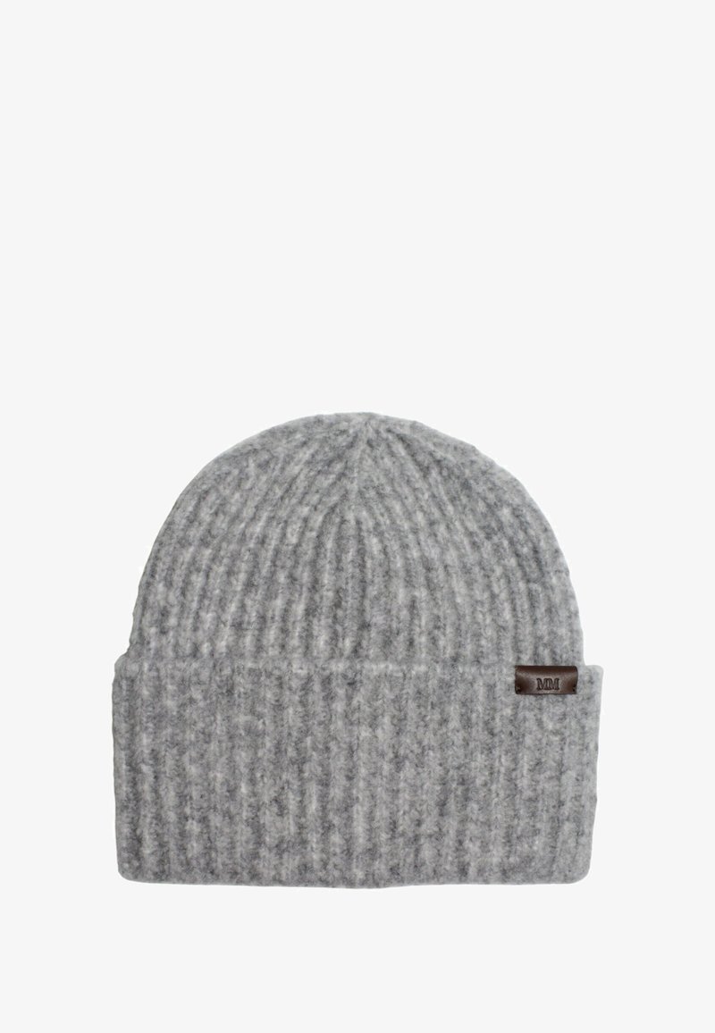Cappello di lana grigio a maglia con texture a coste e risvolto, dotato di un piccolo etichetta in pelle marrone con le lettere "MM" in rilievo.