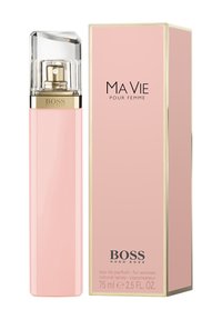 Bouteille de parfum rectangulaire rose avec un capuchon transparent, des accents dorés et une inscription dorée sur une boîte rose étiquetée "MA VIE POUR FEMME." Taille 75 ml.