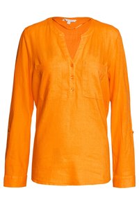 Oranje langhalve mouwen shirt van lichtgewicht stof, met een V-hals, twee voorkruiken, en knopenaccenten. Soepele textuur.