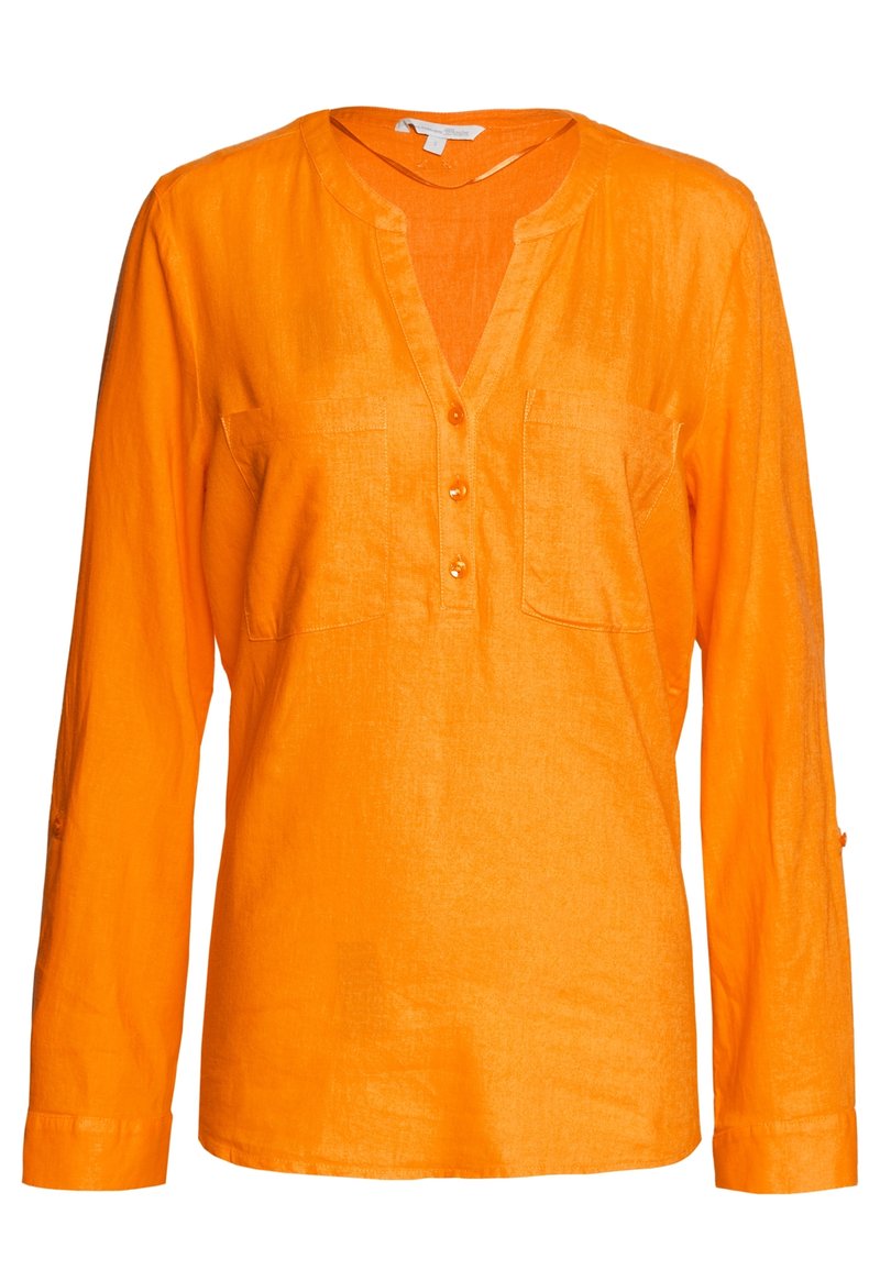 Oranje langhalve mouwen shirt van lichtgewicht stof, met een V-hals, twee voorkruiken, en knopenaccenten. Soepele textuur.