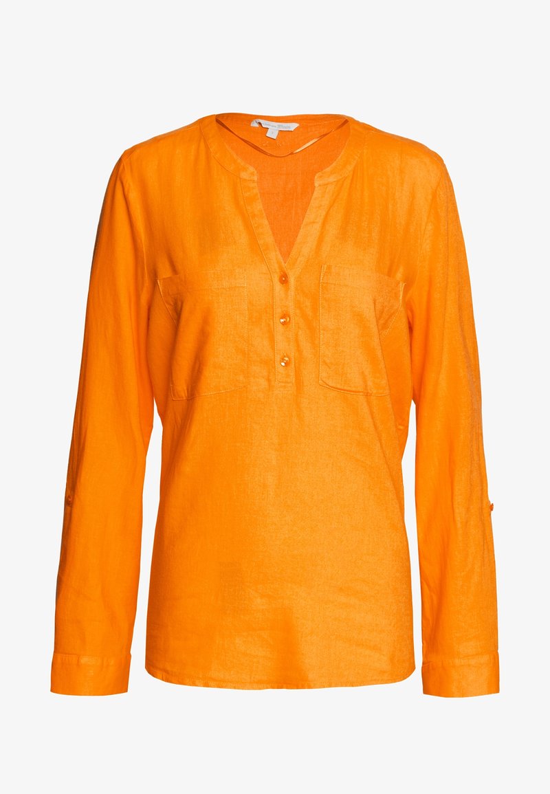 Oranje langhalve mouwen shirt van lichtgewicht stof, met een V-hals, twee voorkruiken, en knopenaccenten. Soepele textuur.