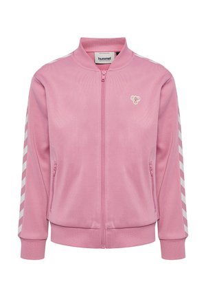 Lyserød sportstrøje med lynlås, hvide chevronstriber på ærmerne, ribbet krave og manchetter, lynlåslommer i siden og lille broderet logo på brystet.