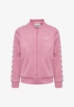 Rosa Sportjacke mit Reißverschluss, weißen Chevron-Streifen an den Ärmeln, geripptem Kragen und Bündchen, seitlichen Reißverschlusstaschen und kleinem gesticktem Logo auf der Brust.