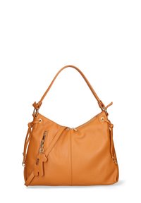 Borsa in pelle color cuoio con manico superiore, tasca frontale con zip, tracolla staccabile e charm a forma di orsetto appeso alla cerniera.