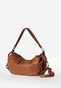 Borsa a spalla in pelle marrone con finitura martellata, tracolla regolabile e dettagli in zip neri. Forma morbida e rotonda con lati arricciati.