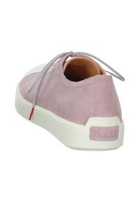 Rosa Wildleder-Sneaker mit Gummisohle, runder Spitze und beigem Innenfutter. Verfügt über eine Schnürung und einen kleinen roten Akzent an der Seite.