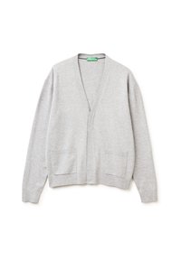 Světle šedý kardigan vyrobený z měkkého pleteného materiálu, s výstřihem do V, otevřeným předním zakončením, dvěma předními kapsami a volnými dlouhými rukávy.