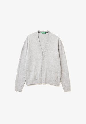 Cárdigan gris claro hecho de un material de punto suave, con escote en V, abertura frontal, dos bolsillos delanteros y mangas largas de corte holgado.