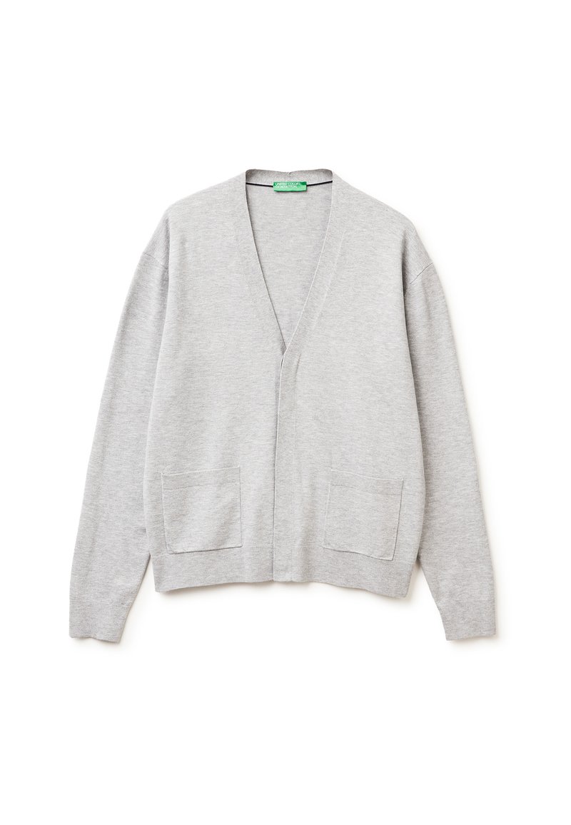 Světle šedý kardigan vyrobený z měkkého pleteného materiálu, s výstřihem do V, otevřeným předním zakončením, dvěma předními kapsami a volnými dlouhými rukávy.