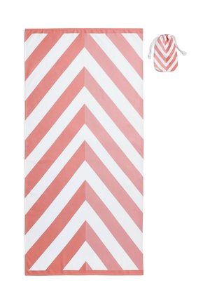 Rechteckiges Handtuch mit pink-weißen Chevron-Streifen und einem passenden kleinen Beutel mit Kordelzug im gleichen Muster.