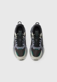 Graue und schwarze sportliche Sneakers aus Mesh und Wildleder, mit einer strukturierten Sohle, kontrastierenden grünen Akzenten und flachen schwarzen Schnürsenkeln.