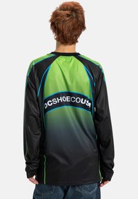 Melns garām piedurknēm tērps ar zaļganas un zilas krāsas gradāciju, ar sieta tekstūru un drukātu logotipu pa muguru.