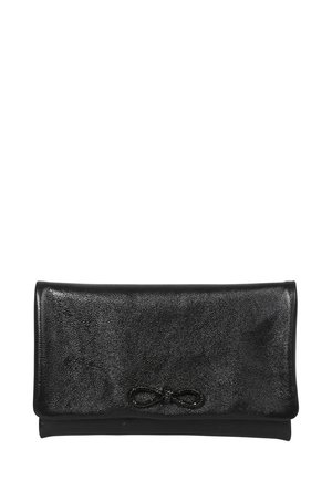 Schwarze Leder-Clutch mit einer strukturierten Oberfläche und einer dekorativen Schleife auf der Vorderseite. Verfügt über eine rechteckige Form und ein Umschlag-Design.