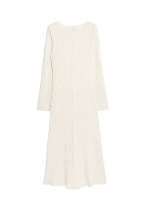 Largo vestido blanco con una tela texturizada y arrugada. Presenta un escote redondo, mangas largas y un detalle de cierre frontal con borde ondulado.