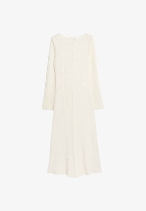Długa biała sukienka o fakturowanym, zmarszczonym materiale. Posiada okrągły dekolt, długie rękawy oraz falbaniastą detal zamknięcia z przodu.