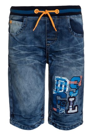Blaue Denim-Shorts mit einem orangefarbenen Kordelzug, Fronttaschen und dekorativen Grafiken in blauem und rotem Text am linken Bein. Glatte Textur.