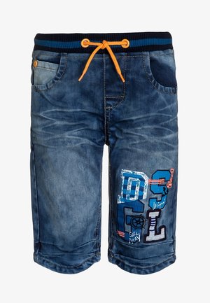 Niebieskie szorty dżinsowe z pomarańczowym sznurkiem, kieszeniami z przodu oraz dekoracyjnymi grafikami w niebieskim i czerwonym tekście na lewej nodze. Gładka tekstura.