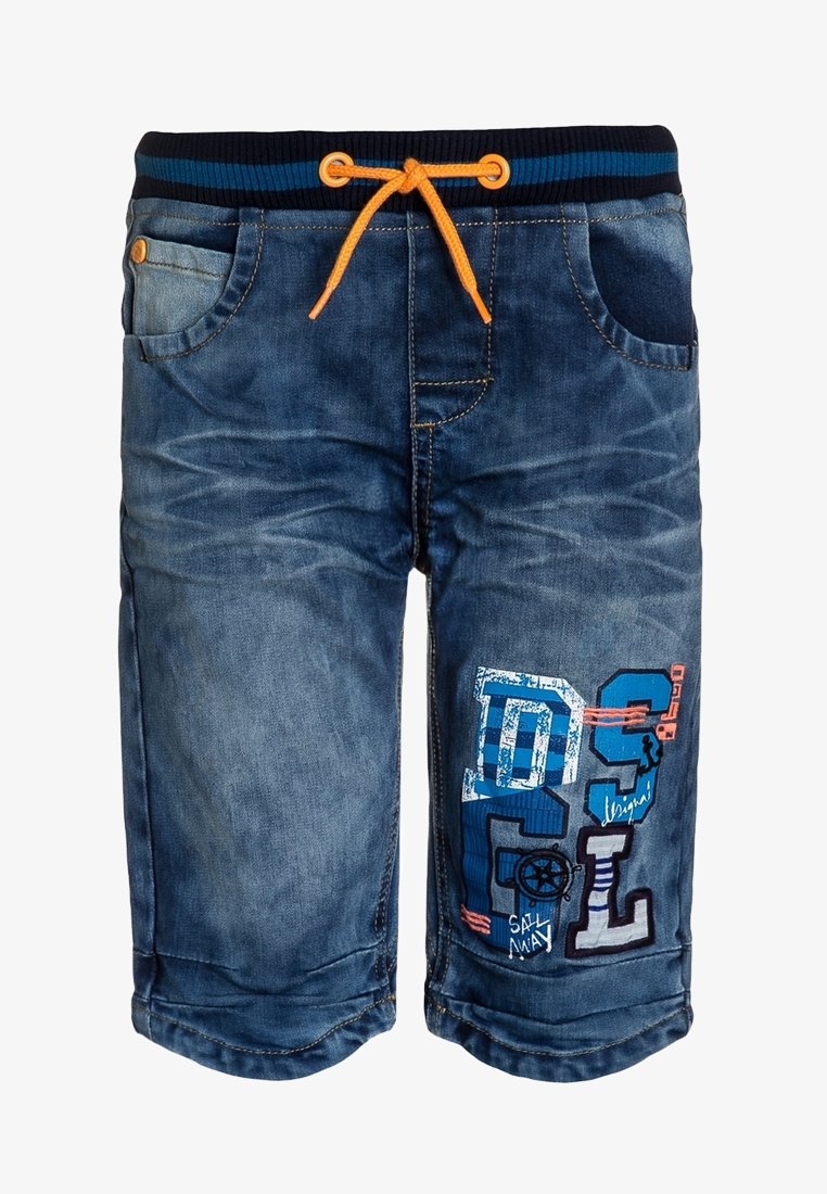 Shorts en denim bleu avec un cordon de serrage orange, poches avant et graphiques décoratifs en texte bleu et rouge sur la jambe gauche. Texture lisse.