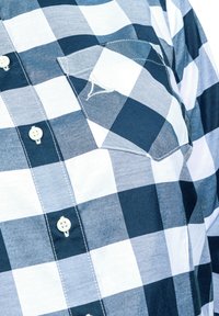 Pánská kostkovaná košile s knoflíky v námořnické modré a bílé barvě, s jednou náprsní kapsou, bílými knoflíky a kontrastním šitím. Bavlněná tkanina.