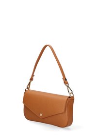 Borsa a mano in pelle color cuoio con un design rettangolare elegante. Presenta una patta pieghevole, una cinghia singola per la spalla e un bottone a scatto dorato.