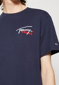 Tommy Jeans T-shirt med print - blue