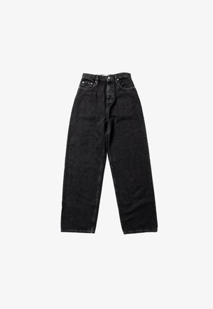 Czarne, dżinsy z wysokim stanem i szerokimi nogawkami, zapinane z przodu na guzik i suwak, z szlufkami na pasek oraz pięciokieszeniowym krojem na białym tle.