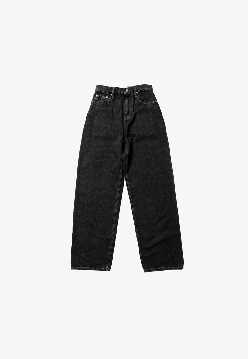 Czarne, dżinsy z wysokim stanem i szerokimi nogawkami, zapinane z przodu na guzik i suwak, z szlufkami na pasek oraz pięciokieszeniowym krojem na białym tle.