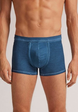 Herrenslips in Blau aus weichem, elastischen Stoff; enganliegendes Design mit einem glatten Bund und Nähten, ausgestattet mit einer konturierten Tasche.