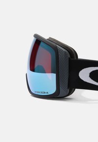 Ochelari de schi cu lentile reflectorizante de culoare albastru-roșu, padding din spumă neagră și o curea neagră ajustabilă cu un logo parțial alb.