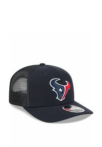 Marineblaue Baseballmütze mit Netzrücken, auf der Vorderseite mit einem gestickten Texas-Fußball-Logo in Rot, Weiß und Blau versehen. Flacher Schirm.