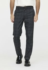 Pantalons à carreaux gris au design ajusté, avec une fermeture à bouton et des poches latérales. Le tissu a une texture lisse avec des lignes bleues contrastantes.