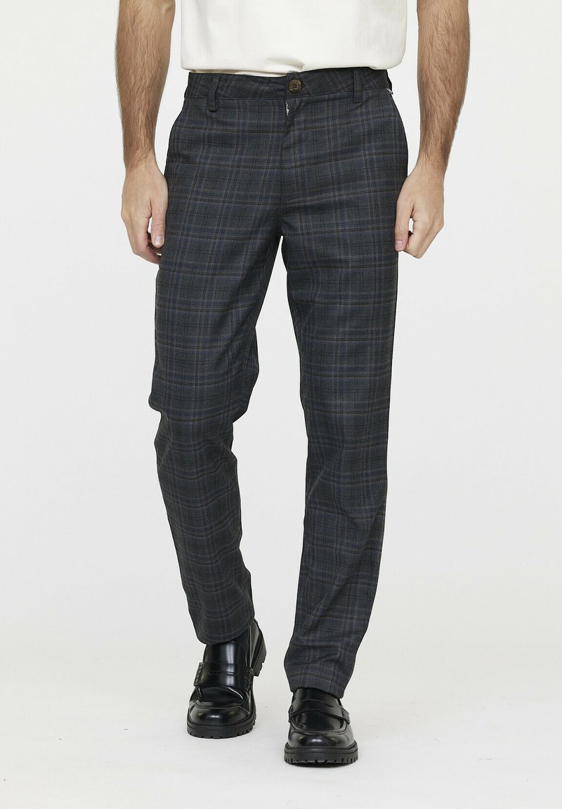 Pantalons à carreaux gris au design ajusté, avec une fermeture à bouton et des poches latérales. Le tissu a une texture lisse avec des lignes bleues contrastantes.